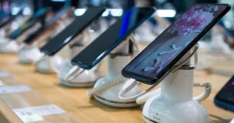 В Казахстане всплыла новая незаконная схема: как магазины «узаконивают» нелегальные телефоны за 5 минут