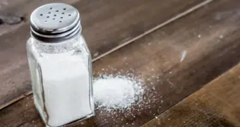 Соль очистит от долгов — забытый способ, который вернет деньги в дом