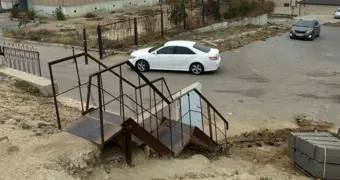 Несколько лет жители Актау просят отремонтировать лестницу в микрорайоне