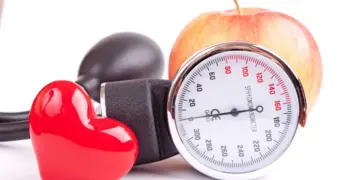 Врач объяснил, как действовать при высоком давлении до приезда скорой