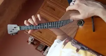 Учитель по игре на балалайке душил детей и предлагал им за это деньги