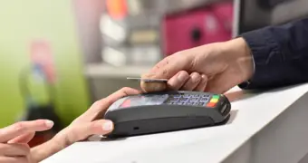 Семейные платежи под запретом: из-за новых правил казахстанка не смогла расплатиться картой мужа