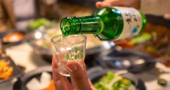 Опасная легкость: модная соджу может отравить организм сильнее, чем обычная водка