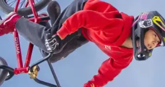 Юный экстремал из Китая вошёл в книгу рекордов Гиннесса за безумный трюк на велосипеде