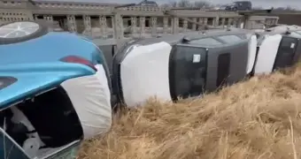 Фура с "китайцами" перевернулась на трассе в Казахстане (видео)