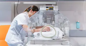 В Индии спасли крошечную девочку весом 350 граммов