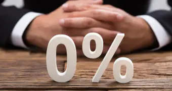 Деньги лежат без дела: почему казахстанцы не заработают на своих текущих счетах