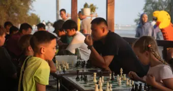 Шахматы на набережной «замерзли»: где детям играть зимой в Актау?