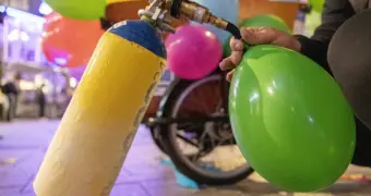 Смех со смертельным исходом: веселящий газ и «карбик» захватывают Казахстан