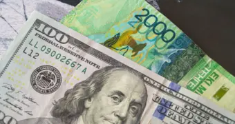 Волна отказов в банках: что делать казахстанцам с американскими купюрами старого образца