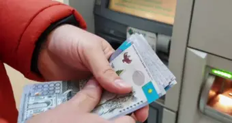 Зачем казахстанцы сняли миллиарды из банкоматов и почему не готовы расстаться с наличными