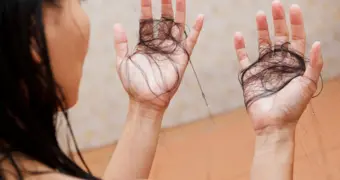 Опасный уход: почему мытьё волос гелем для душа может привести к облысению