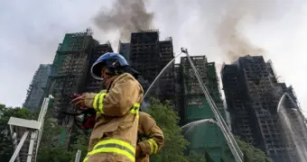 Число погибших во время крупного пожара в Гонконге выросло до 128 человек