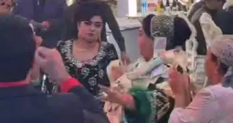 На узбекской свадьбе свекровь "одели" в деньги (видео)