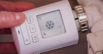 Обрезанные трубы и прорубленный пол: жители Актау сообщают о возможном «коммунальном шантаже»