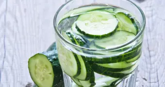 Плоский живот без салатов: как обычная вода с огурцом творят чудеса