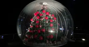 В британском отеле установили гигантскую елку из 100 000 шаров