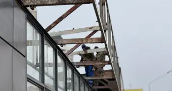 Торговый объект на автобусной остановке в 15 микрорайоне Актау демонтируют