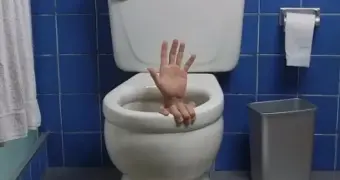 В Москве мужчина застрял в унитазе