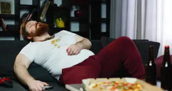 Опасная привычка: почему нельзя ложиться после еды