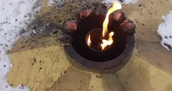 Курицу пожарили прямо на Вечном огне в Казахстане