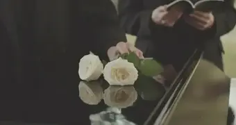 Похороны превратились в кошмар: родственники открыли гроб и увидели незнакомца