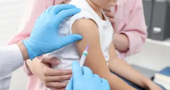 В Казахстане подняли тревогу: родителей срочно просят проверить прививки детей из-за опасной болезни