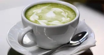 Почему зеленый чай с молоком не сжигает жир: правда от диетологов