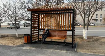 В некоторых микрорайонах Актау появились скамейки нового типа