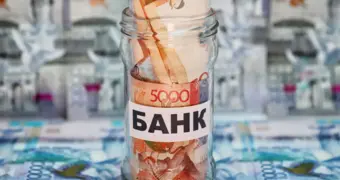 Почему казахстанцы массово блокируют свои деньги в банках