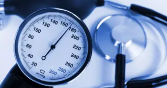 Давление зашкаливает? Кардиолог объяснила, как выжить до приезда скорой