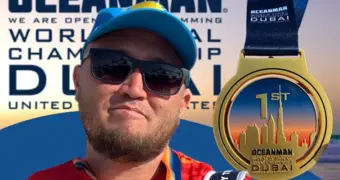 Пловец из Мангистау проплыл 10 км одной рукой и стал чемпионом мира