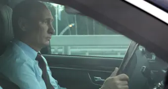 «По-тихому»: Путин сам водит машину в Москве и очень недоволен курьерами
