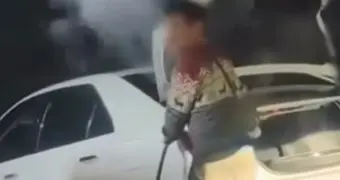 В Актау оператор заправки курил во время обслуживания автомобиля и был наказан