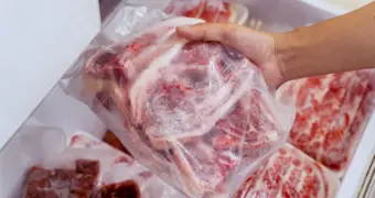 Назван максимальный срок хранения мяса в морозильной камере