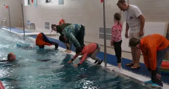 Зачем в Голландии детей учат плавать в сапогах и куртках