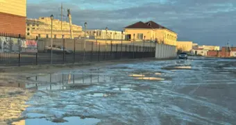 По колено в грязи: жители одного из микрорайонов Актау жалуются на отсутствие дорог