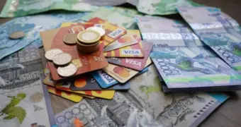Проценты за хранение денег на карте хотят вернуть в Казахстане
