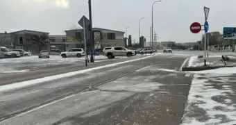 Заносит на поворотах: водители Актау жалуются на обледеневшие дороги и слабую реакцию коммунальщиков