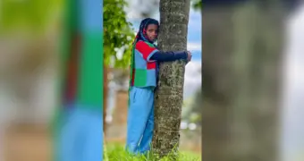 Женщина установила рекорд, обнимая дерево три дня подряд