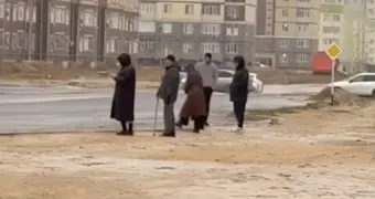 Под дождём и ветром: жители Актау требуют установить автобусную остановку