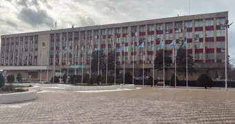 Флаги не приспущены: в акимате Актау объяснили ситуацию у здания