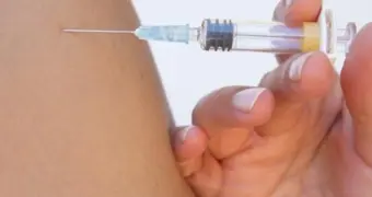 Четыре года за иглу: медсестра заразила десятки пациентов ВИЧ и гепатитом