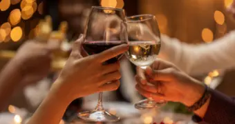 Как пить и не пьянеть: три неожиданных способа остаться трезвым на празднике