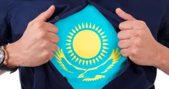 Минкультуры объяснило, что действительно можно делать с флагом Казахстана