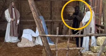 Сбежавший преступник замаскировался под статую в вертепе, убегая от полиции