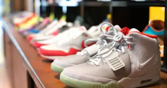 Штраф 160 тысяч тенге за одну пару кроссовок: что ждёт продавцов обуви в казахстане с 2026 года