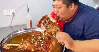 Удивительные привычки: кто и сколько ест в Казахстане