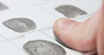 Мужчина откусил палец гостя на свадьбе своего лучшего друга и получил пять лет тюрьмы