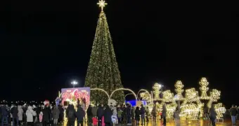 В Актау зажгли огни на главной ёлке: как оценили украшение города жители